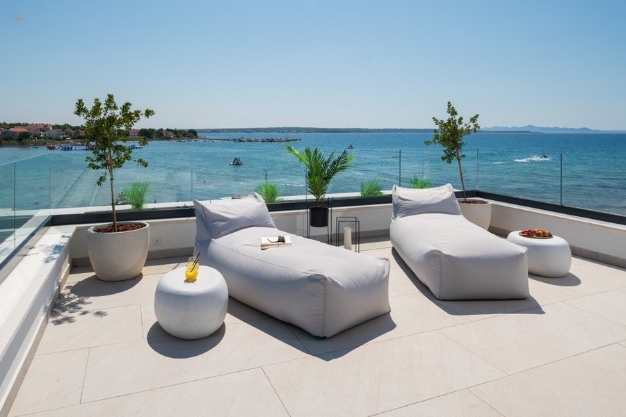 Thumbnail von Moderne Luxusvilla direkt am Meer, Region Zadar
