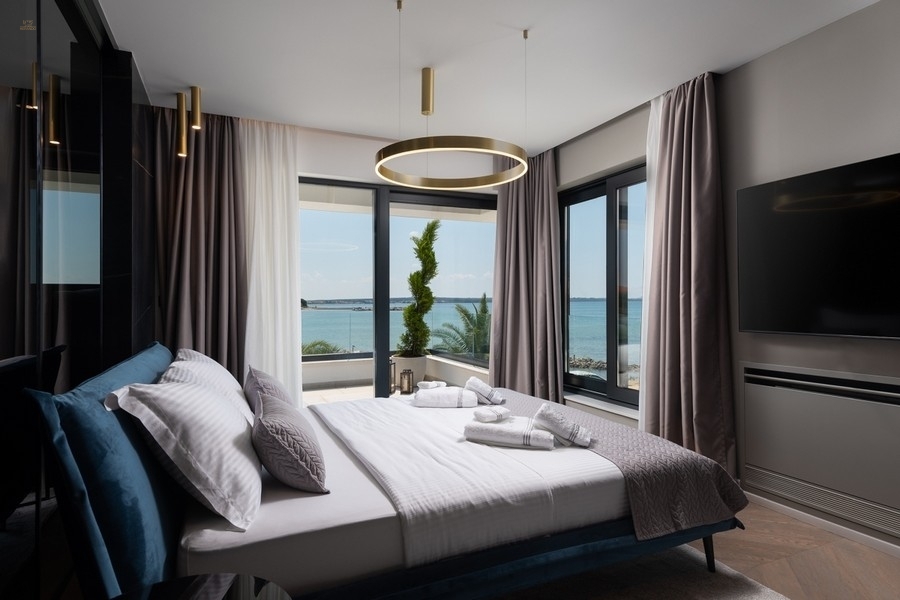 Thumbnail von Moderne Luxusvilla direkt am Meer, Region Zadar