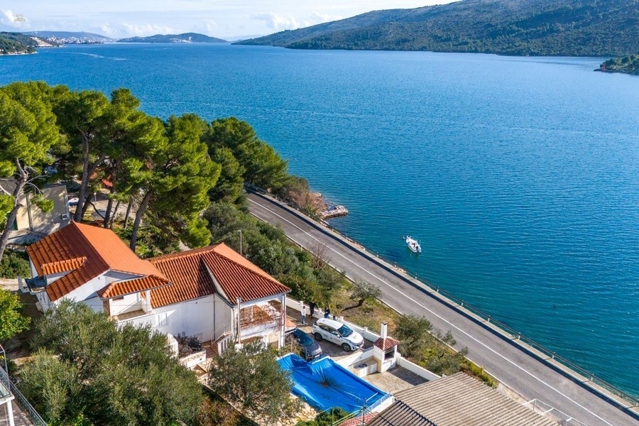 Apartmenthaus mit 6 Wohneinheiten; 1. Reihe zum Meer, Region Trogir