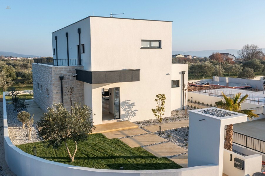 Thumbnail von Moderne Neubau-Villa mit Swimmingpool