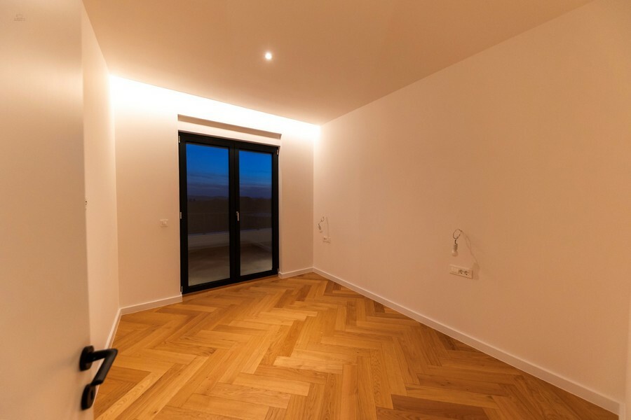 Thumbnail von Moderne Neubau-Villa mit Swimmingpool