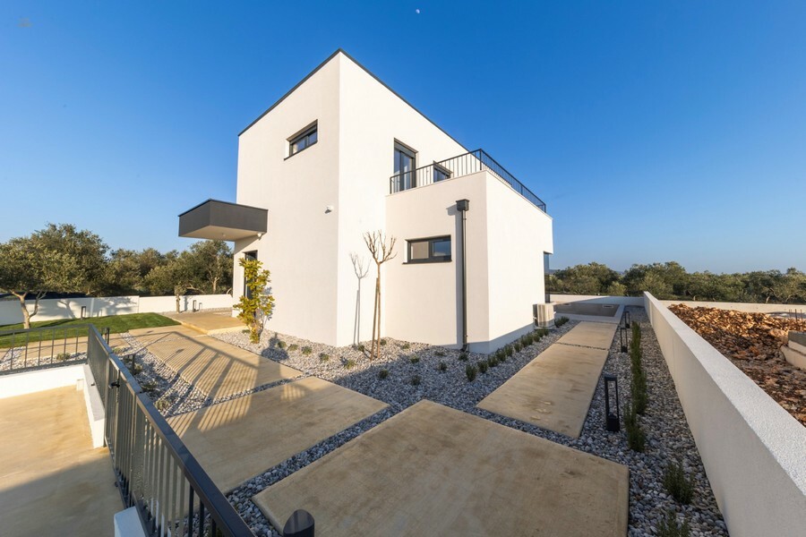 Thumbnail von Moderne Neubau-Villa mit Swimmingpool