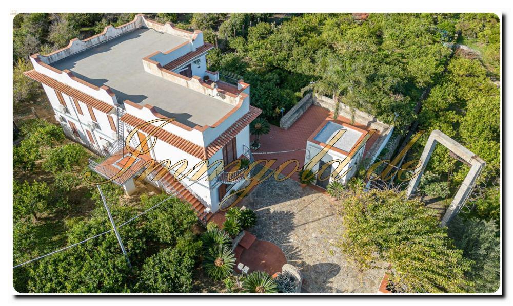 Noble maison à Sicile avec un vaste terrain, deux terrains à bâtir et une vue magnifique sur la mer