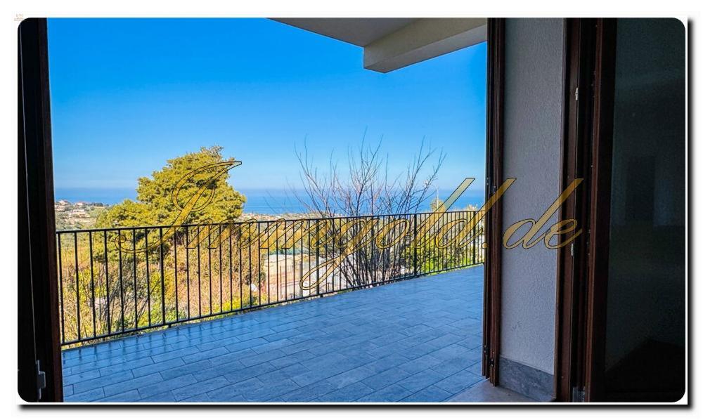 Современный, уникальный полудеревянный дом с панорамным видом на море, террасой и возможностью установки бассейна.