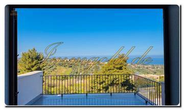 Thumbnail von Современный, уникальный полудеревянный дом с панорамным видом на море, террасой и возможностью установки бассейна.