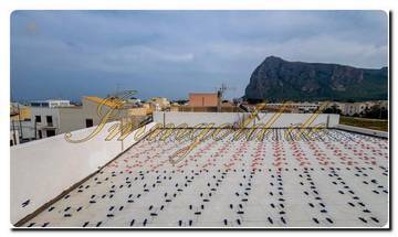 Thumbnail von Северо-Западный Сицилийский полуостров, полностью отремонтированная квартира с огромной крышей-террасой, четырьмя спальнями и собственными ванными комнатами.