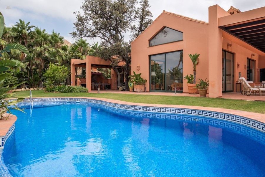Luxus-Villa in Altos de Los Monteros R2389370
