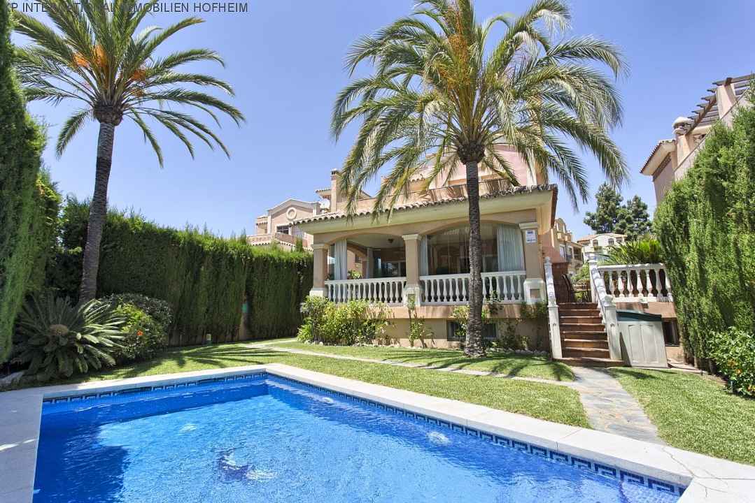 ***Villa mit Privatpool und -garage im Zentrum von Marbella***