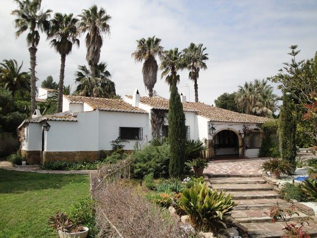 ***Wunderschöne Villa mit Pool und Tennisplatz***