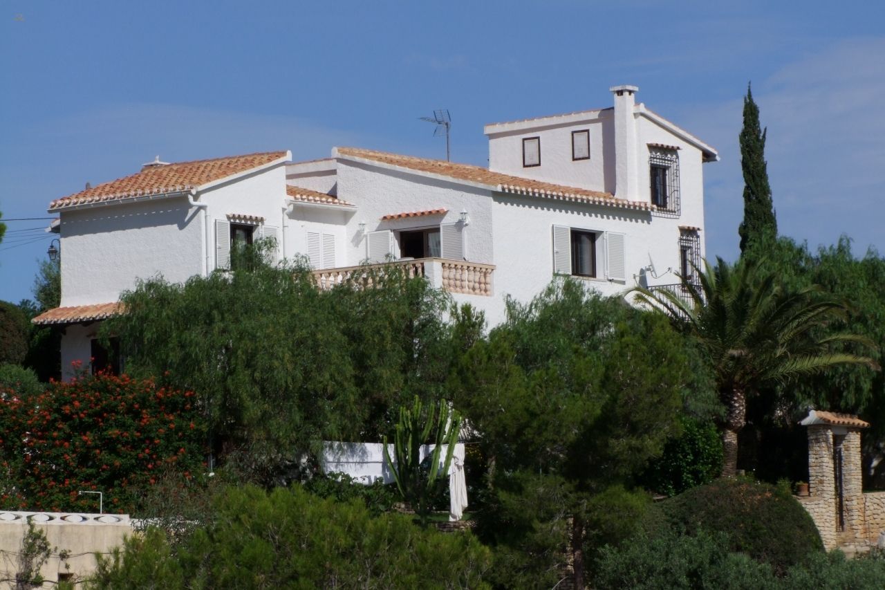 ***Schöne 3 Schlafzimmer-Villa mit Zentralheizung und stadtnah gelegen***