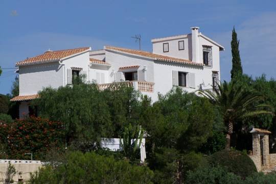 ***Schöne 3 Schlafzimmer-Villa mit Zentralheizung und stadtnah gelegen***