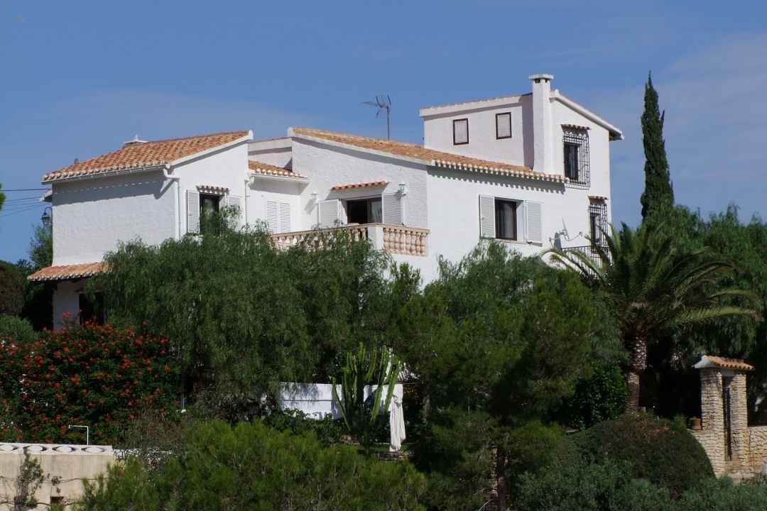 ***Schöne 3 Schlafzimmer-Villa mit Zentralheizung und stadtnah gelegen***