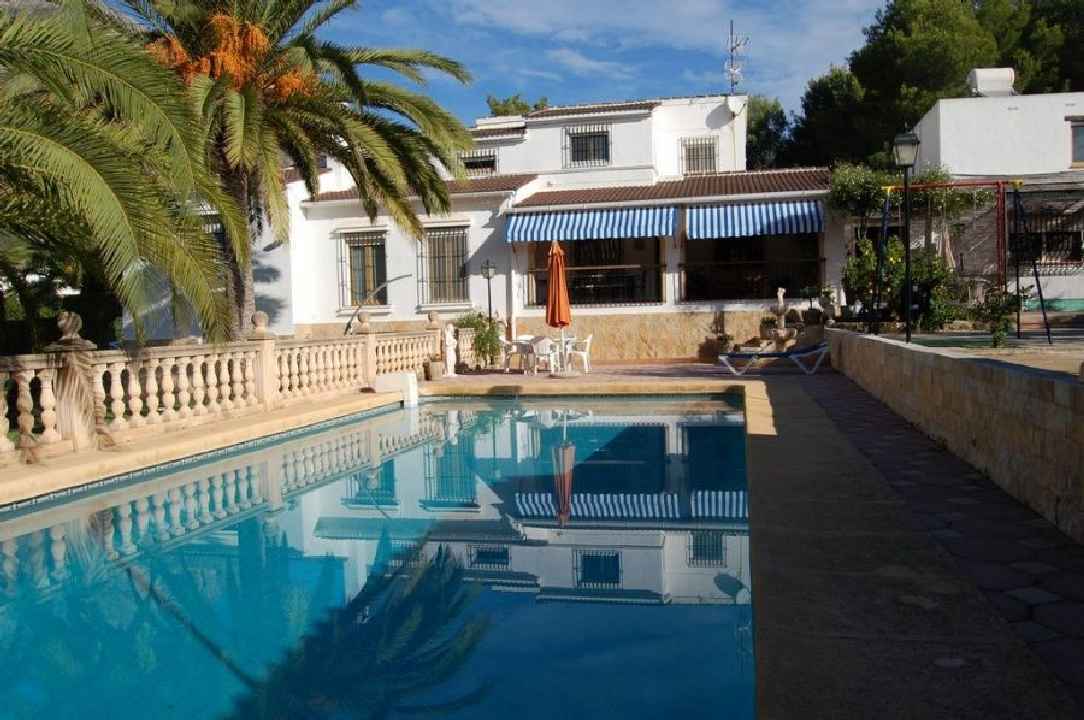 ***Großzügige Villa mit Pool in Javea***