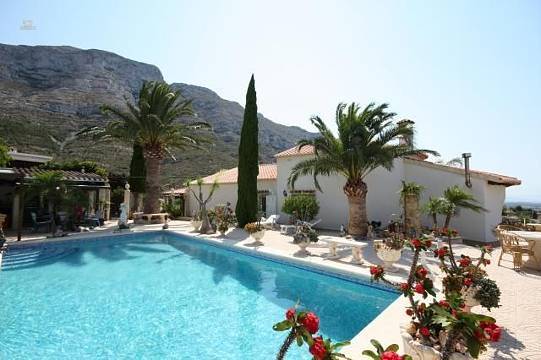 ***Sehr gepflegtes Anwesen mit Pool und herrlichem Steingarten in außergewöhnlich guter Aussichtslage nahe Denia***