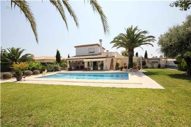 ***Luxuriöses Villenanwesen mit großem Grundstück nur 1 km vom Meer entfernt***