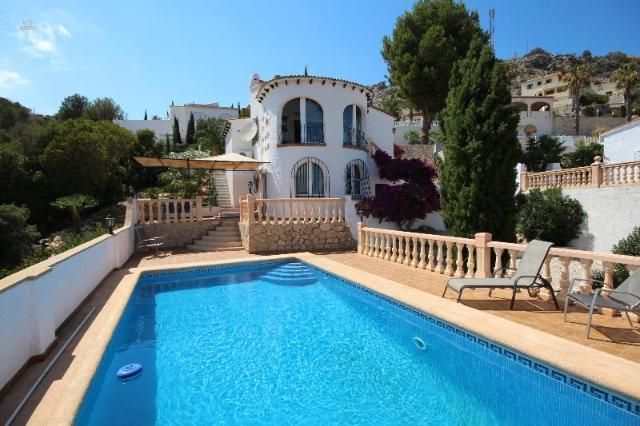 ***Villa mit Pool und schönem Meerblick***