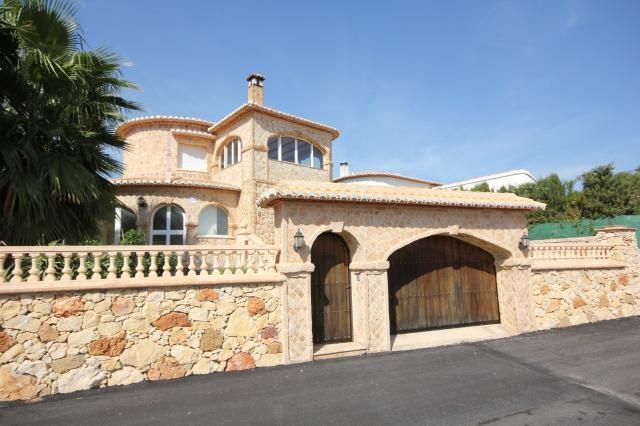 ***Eine Villa wie eine Burg mit schönem Meer- und Panoramablick***