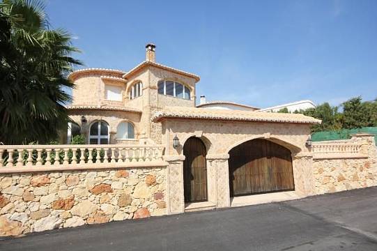 ***Eine Villa wie eine Burg mit schönem Meer- und Panoramablick***