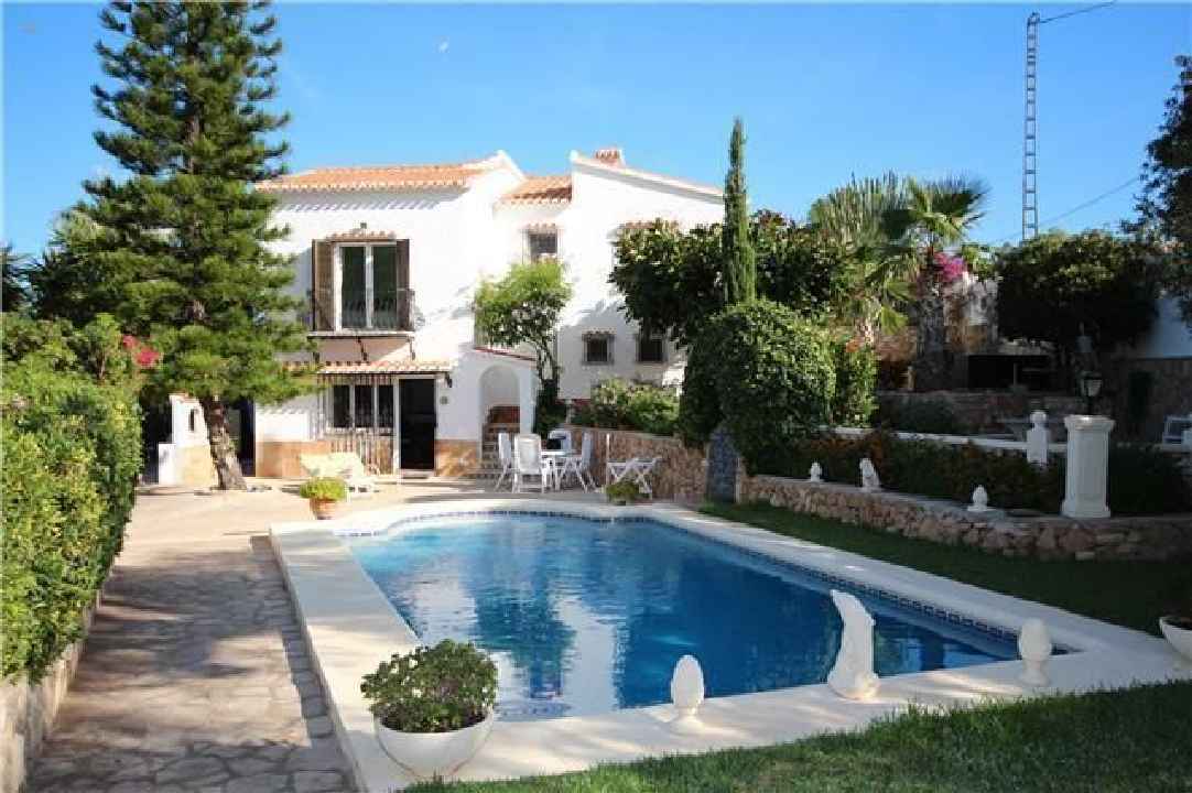 ***Stilvolle und stadtnahe Villa mit 2 Wohneinheiten, Pool und Carport***