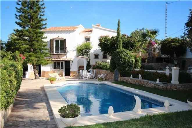 ***Stilvolle und stadtnahe Villa mit 2 Wohneinheiten, Pool und Carport***