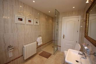 Thumbnail von ***Villa mit zwei Stufen zum Meer, perfekt gepflegt mit privatem Pool***