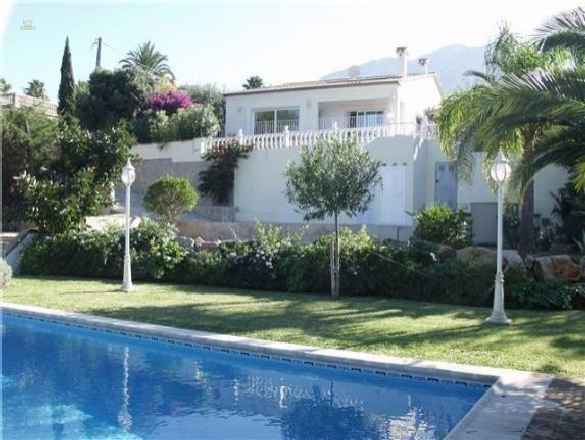 ***Anspruchsvolle und stadtnahe Villa am Montgo mit Fernsicht auf Burg und Hafen***