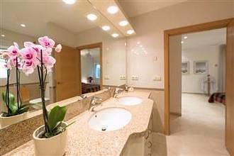 Thumbnail von ***Neuwertige Luxusvilla mit unverbaubarer Meersicht, Pool, Wintergarten, 2 Garagen und herrlichem Garten***