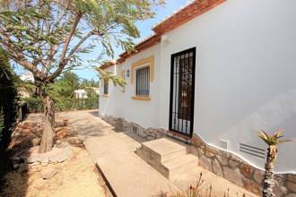 Thumbnail von ***Villa in ruhiger und sonniger Lage auf großem Eckgrundstück mit beheizbarem Pool***