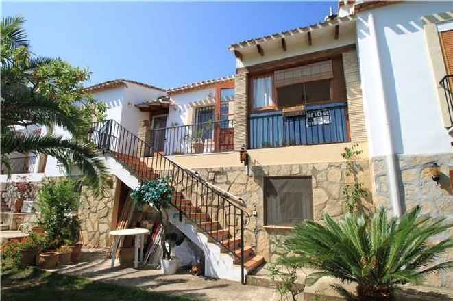 ***Reihenhaus mit Einliegerwohnung und Gemeinschaftspool***