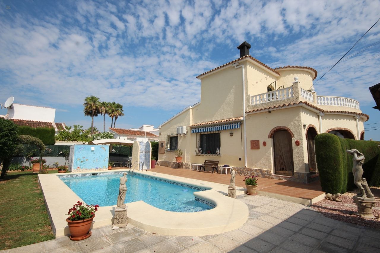 ***Renovierte Villa nur 200m vom Meer entfernt mit separater Wohnung und Garage***