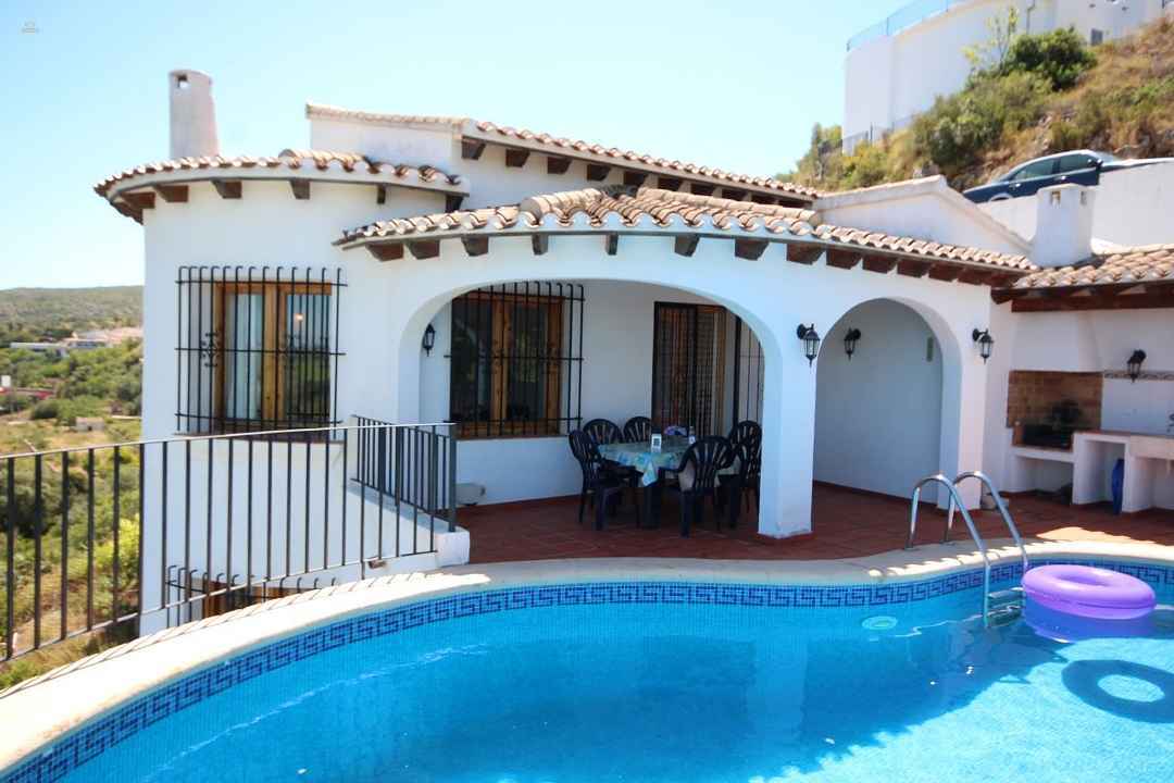 ***Villa am Fuße des Berges mit Pool, sonniger Terrasse und Gästewohnung***