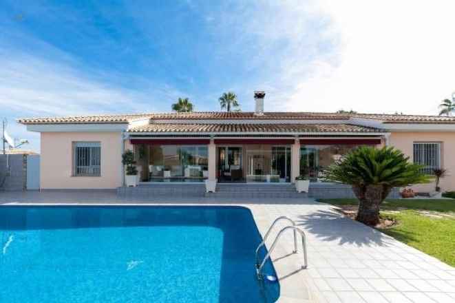 ***Hochwertige Villa mit Pool, großzügigen Räumen und alles auf einer Ebene***