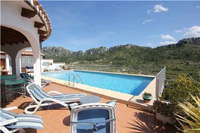 ***Großzügige Villa mit 2 Wohneinheiten, Pool und traumhaftem Bergblick***