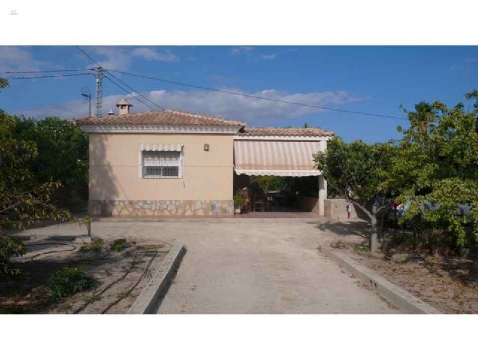 ***Bei Alicante - Villa mit einem Grundstück von 1.300 m² im Raum Busot***