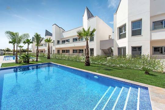 ***Moderne 4-Zimmer-Penthouse-Wohnungen mit Gemeinschaftspool nur 300 m vom Meer***