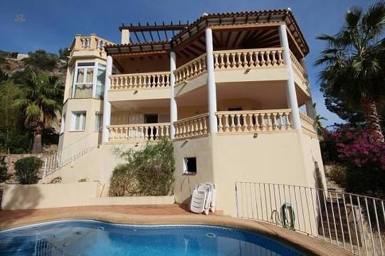 ***Gepflegte und großzügige Villa mit Garage, Pool und traumhaftem Ausblick***