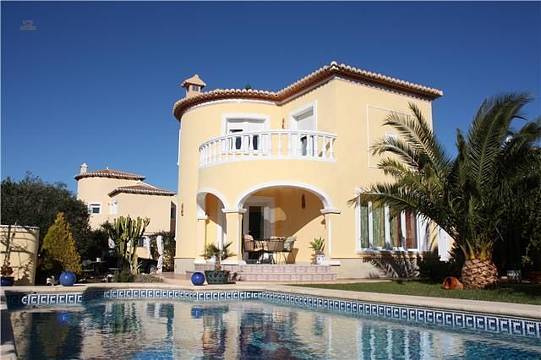 ***Moderne Villa mit Pool auf einem Eckgrundstück in bester Wohnlage Vergels***