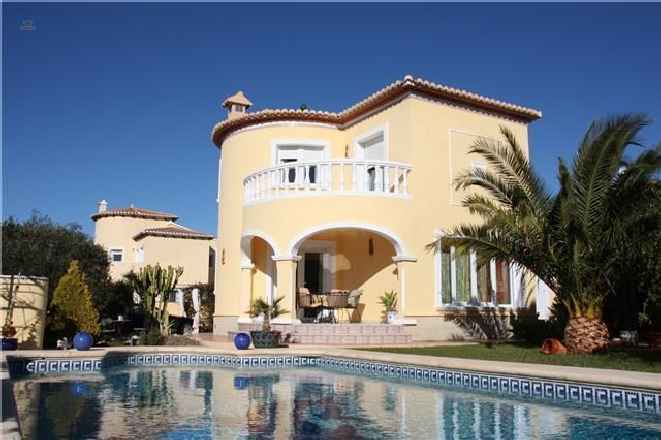 ***Moderne Villa mit Pool auf einem Eckgrundstück in bester Wohnlage Vergels***