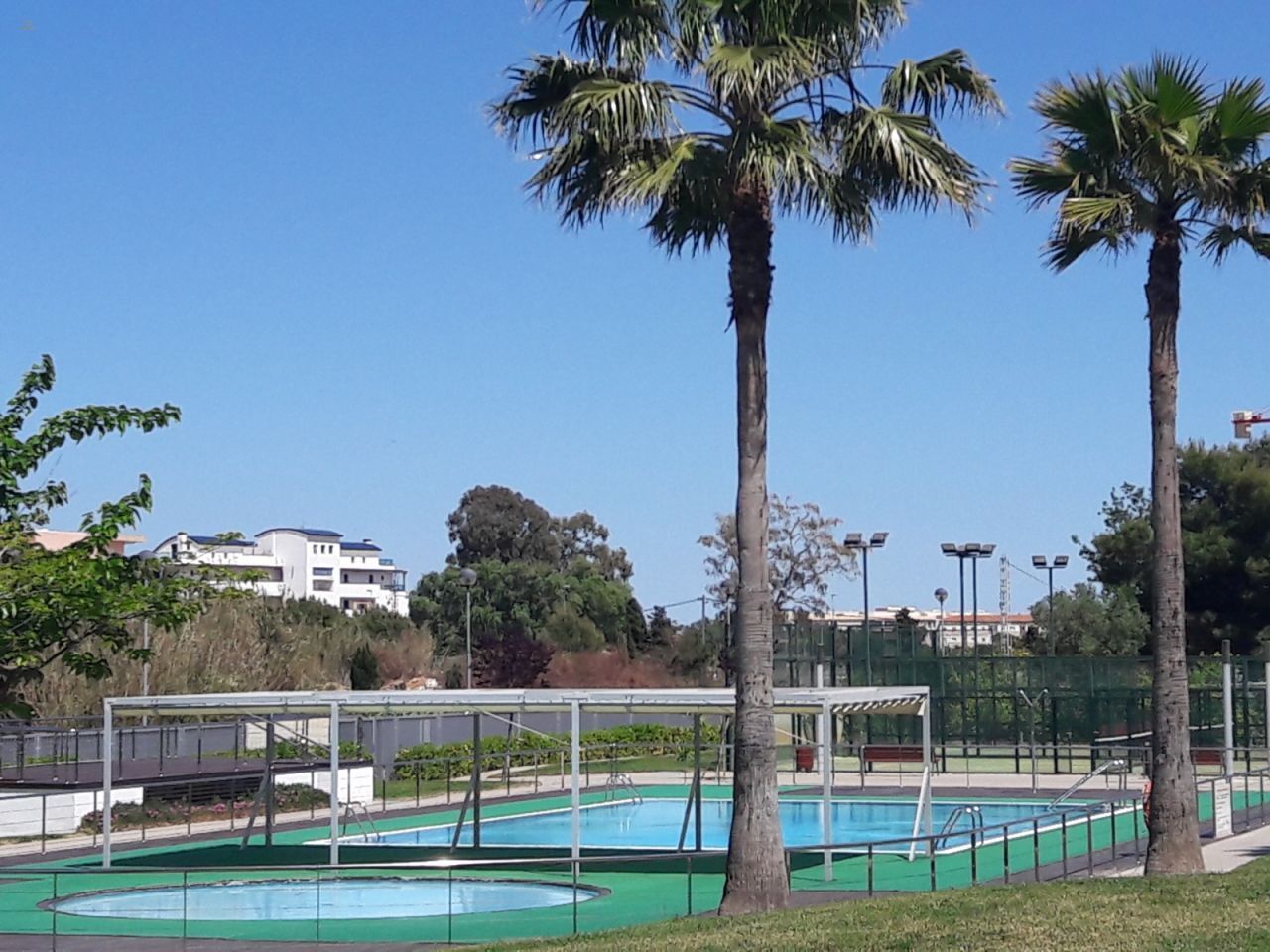 ***TOP VERKAUF! Modernes Apartment mit Terrasse und Parkplatz in Denia mit Innen- und Außenpool, Whirpool und Sauna***