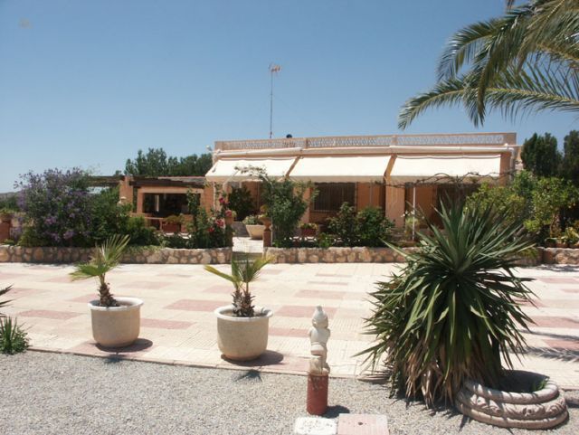 ***Landhaus-Villa mit Pool, Gästehaus und phantastischem Ausblick***