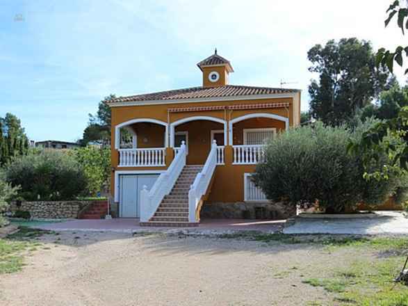 ***Villa im Raum Busot mit einem schönen Berg-Panoramablick***