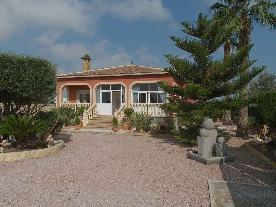 ***Wunderschöne Landhaus-Villa mit Pool, Garage und Sommerküche***