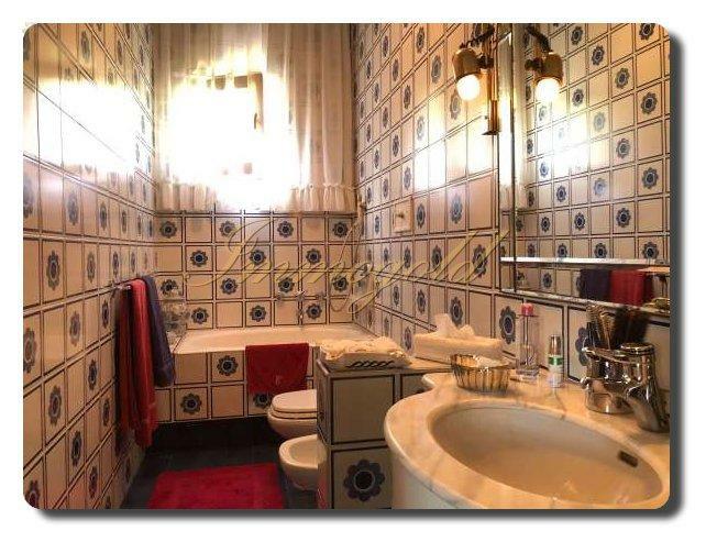 Thumbnail von repräsentative Villa mit stimmungsvollem Garten