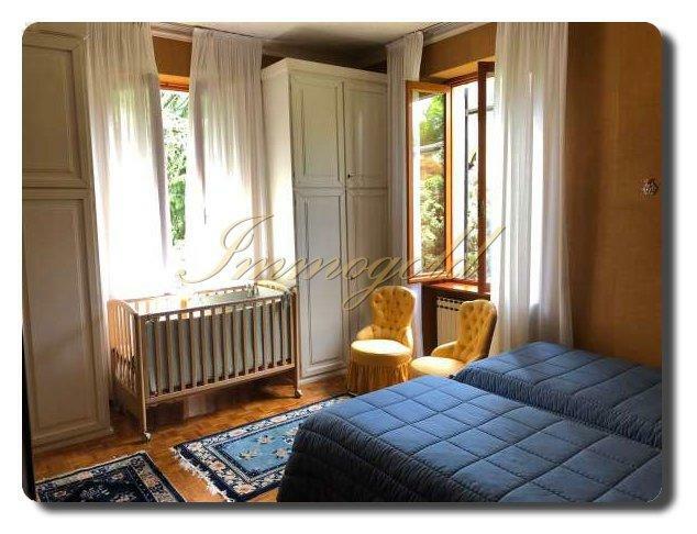 Thumbnail von repräsentative Villa mit stimmungsvollem Garten