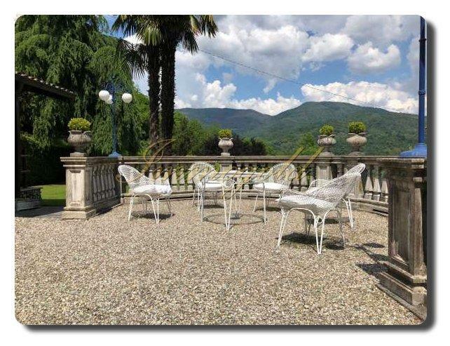 Thumbnail von repräsentative Villa mit stimmungsvollem Garten