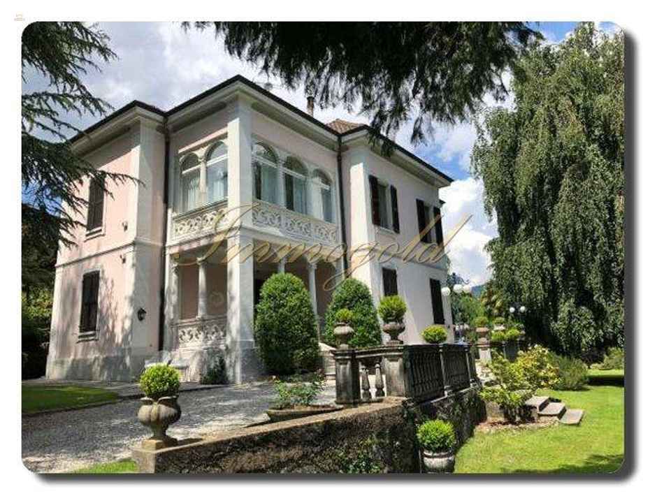 repräsentative Villa mit stimmungsvollem Garten