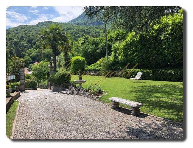 Thumbnail von repräsentative Villa mit stimmungsvollem Garten