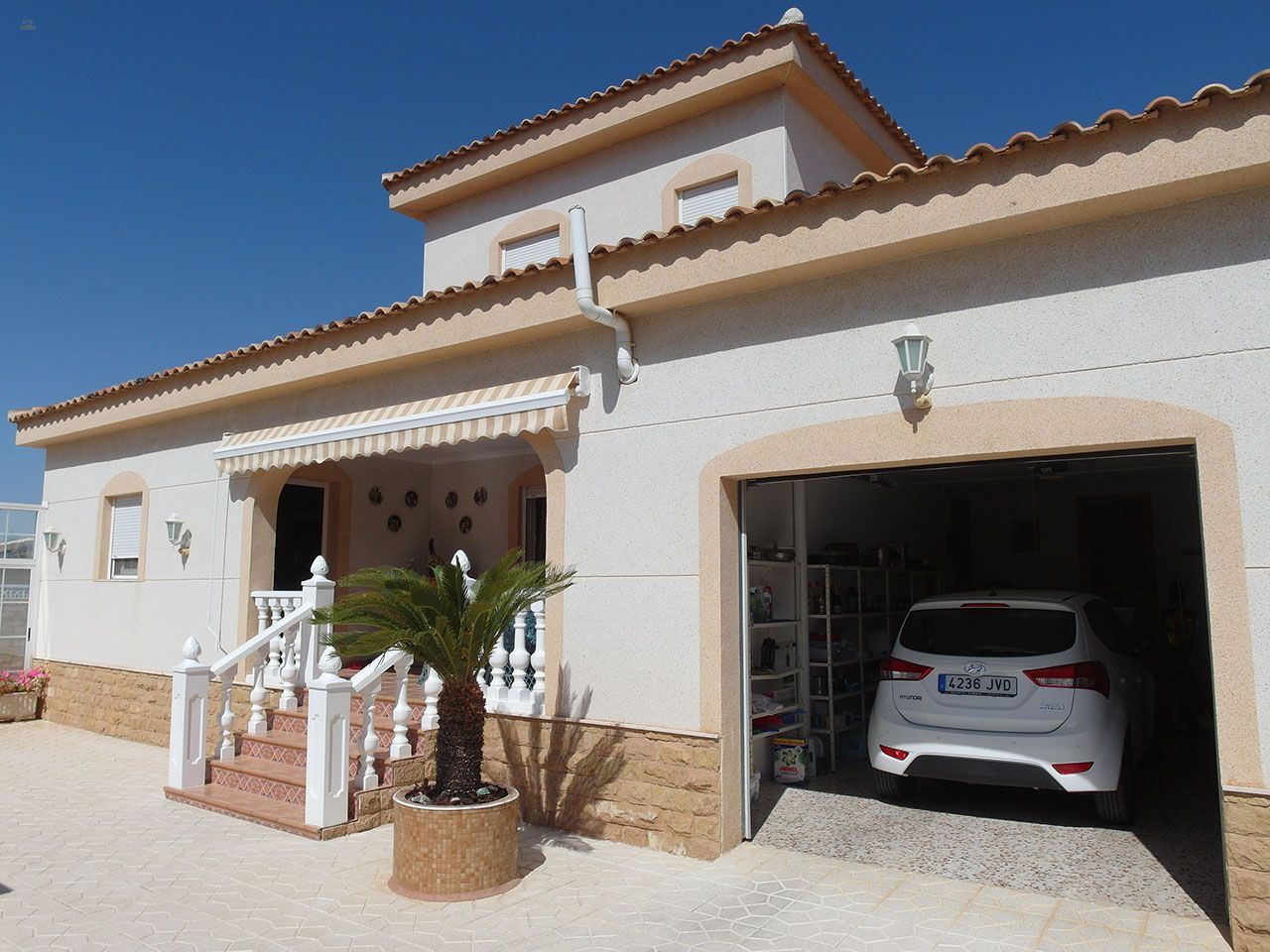 ***Elegante und großzügige Villa mit 2 Gästewohnungen und Privatpool***