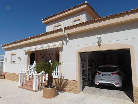 ***Elegante und großzügige Villa mit 2 Gästewohnungen und Privatpool***