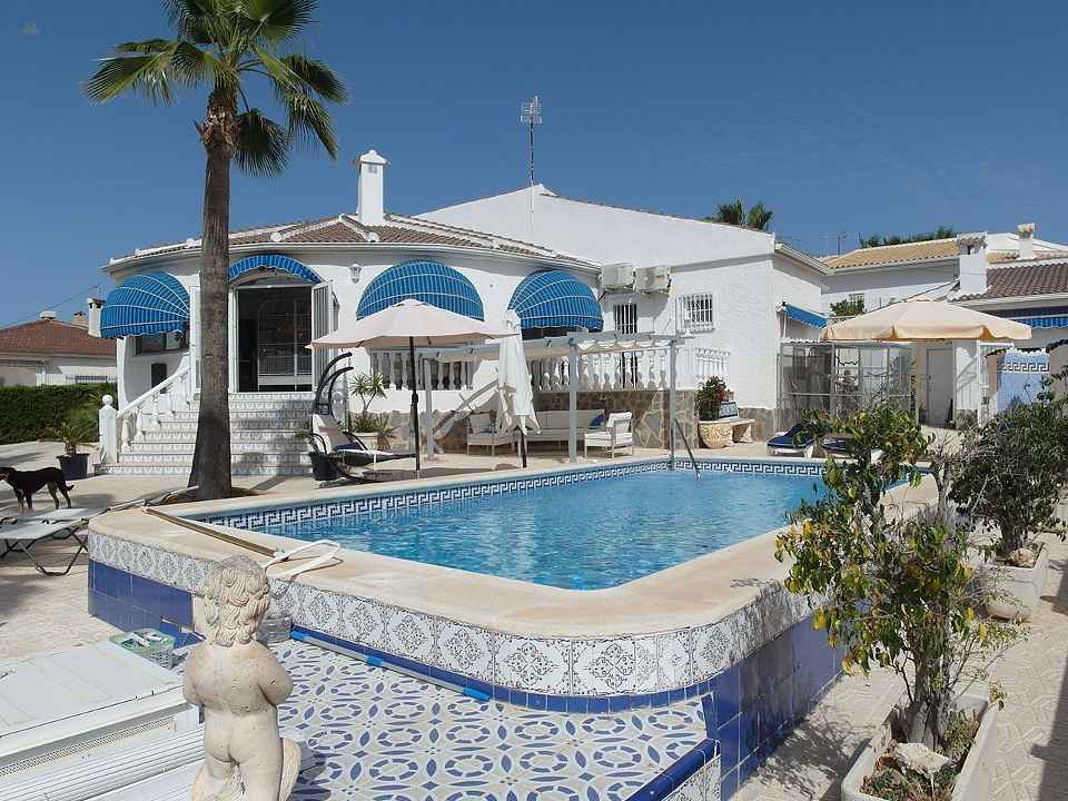 ***Großzügige und elegante Villa mit Privatpool***